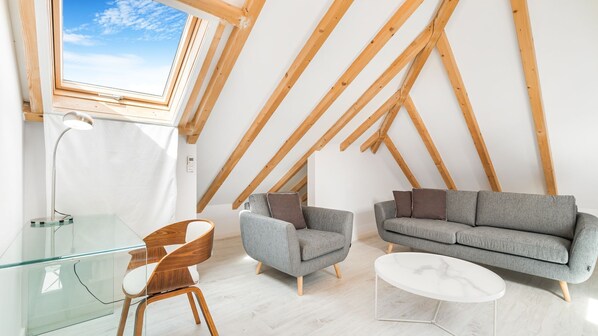 A beautiful and bright loft with a skylight, for you to relax or work on your projects.
#loft #skylight #naturallight #desk #portugal #pt #sintra