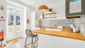 This modern kitchenette has all the appliances you might need, such as a microwave, coffee machine, dishwasher, fridge, stove and electric kettle.
#modern #kitchenette #portugal #pt #sintra