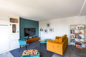 A multimedia area with TV, Nintendo switch, turntable... and a library with games for all ages.