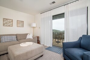 Cozy Coastal Living with View of the Ocean