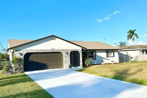 Step into your own piece of paradise in Southwest Florida! Your dreamy, resort-style home-away-from-home is calling your name. Don't hesitate—Seize the moment and indulge in ultimate relaxation and luxury!
