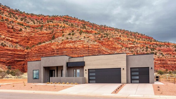 Planning a trip to see the amazing sights of southern Utah? Come stay at Desert Willow in Kanab, where you’ll have red cliff views right outside the door! This 3 BR 3 BA luxury home is pet-friendly and also features a rooftop deck.