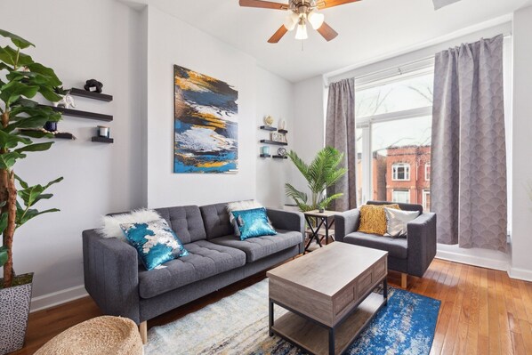 Home Decor, Furniture, Indoors, Living Room, Table