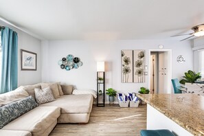 Living Room | Free WiFi | Smart TV | Electric Fireplace