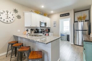 Breakfast Bar and Kitchen