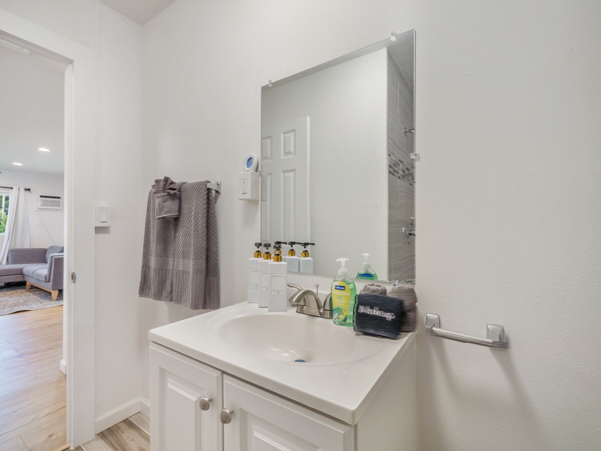 Charming 2BR/1BA Near Insta-Worthy North Shore