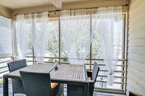 Screened-In Porch | 2-Story Condo