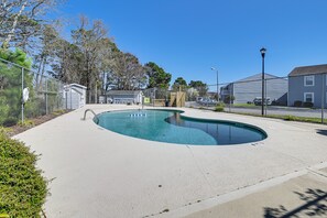Community Amenities | Outdoor Pool (Depth 3'-8')