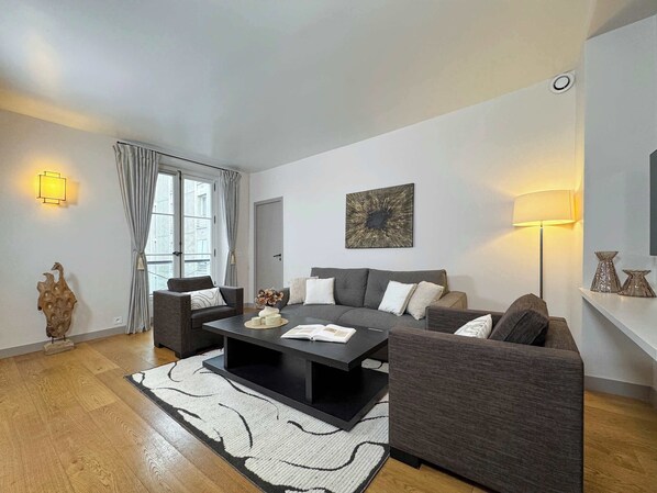 A cosy space to relax in the living room with TV and free WiFi