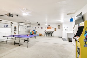 Game Room (Garage) | Smart TV | Washer & Dryer