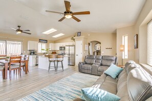 Living Room & Kitchen | Smart TV w/ Netflix | Free WiFi | Central A/C