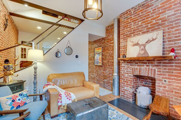 Pittsburgh Vacation Rental | 2BR | 1.5BA | 1,000 Sq Ft | Stairs Required
