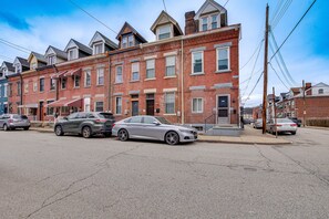3-Story Townhome | Self Check-In | 3 Mi to Carnegie Museum of Natural History
