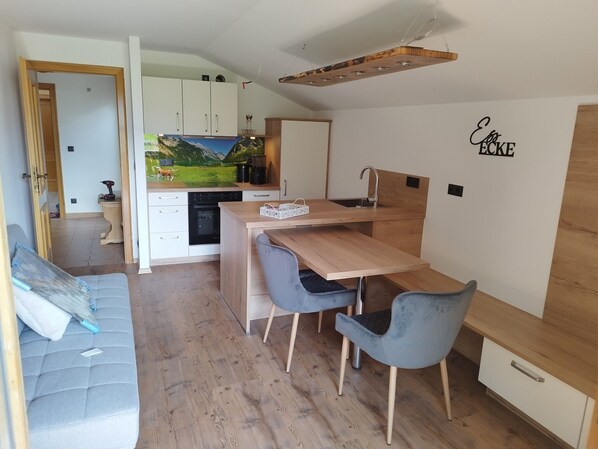 Ferienwohnung 1 bis 4 Personen, 50 qm, 2 Schlafzimmer, Balkon-Essecke