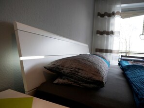 Appartement Seeblick, (Haltern am See)-Bett im Wohnraum