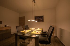 Ferienwohnung am See, 75 m², 1-2 Personen-Esstisch2