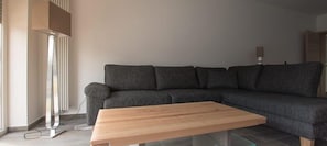 Ferienwohnung am See, 75 m², 1-2 Personen-Die großzügige Couch dient auch als Schlafmöglichkeit