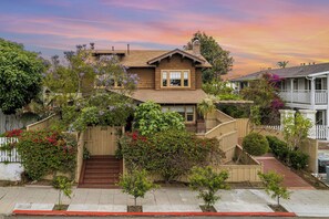 A gorgeous historic home walkable to Balboa Park, coffee shops, restaurants in an amazing neighborhood!