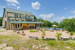 Courtyard - games, pool, BBQs