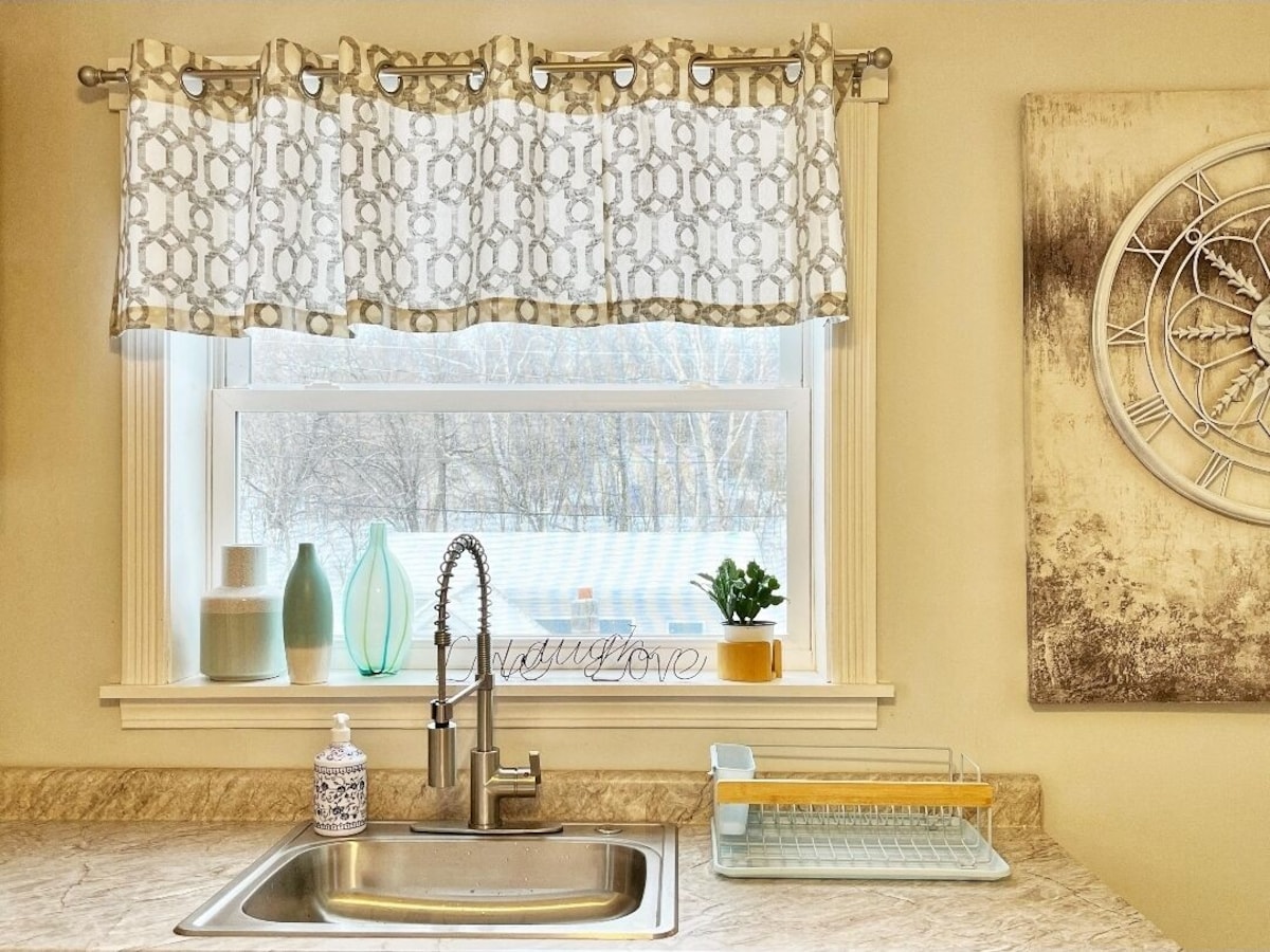 Superior Stay and Play. Bright and cheery full size apartment near trails
