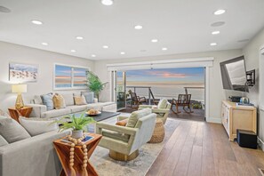 Living room - Sit down ocean views!