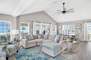 Sandy Pause is pet-friendly and can accommodate up to 10 guests