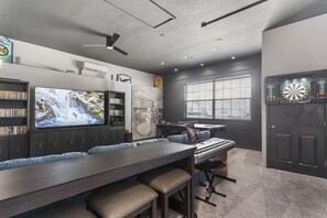 Movie/ game room - with air hockey, table tennis 🏓, darts 🎯, karaoke 🎤 machine 