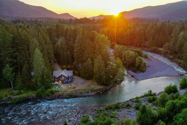 Blue A’Lure is located on the banks of the Sandy River, surrounded by Mt Hood National Forest.  With nature at your fingertips, this private oasis is close to Mt Hood skiing, hiking, biking, restaurants and more.