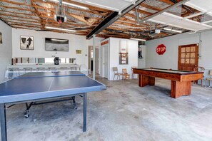 Game Room - HIGHLIGHT - Ping pong and pool table