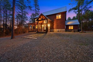 The front entry of Long Branch Lodge is majestic and is such an authentic Broken Bow experience!