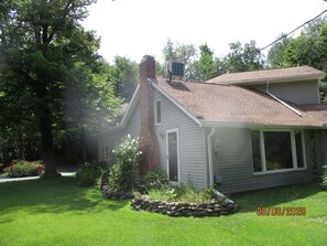 Charming 1-floor modern farmhouse -ENTIRE HOUSE. Privacy wooded overlook of pond