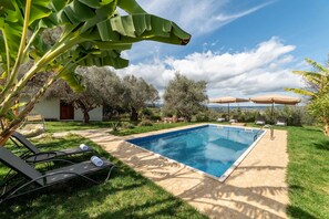 Building Exterior, Garden, Pool