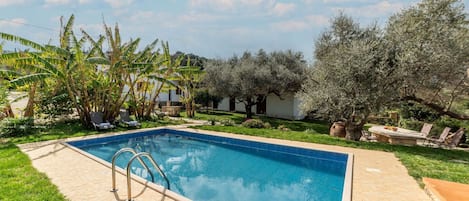 Building Exterior, Garden, Pool