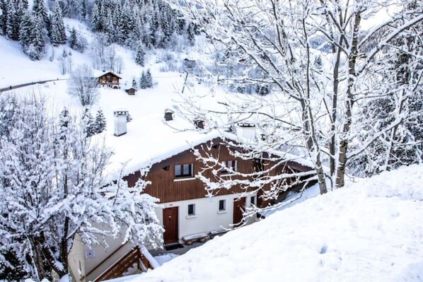 Le chalet, vu de dos