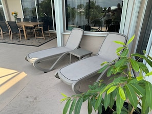 Sun loungers on the spacious lanai