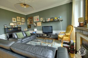 Grand gîte 'Le Cocon de famille' avec piscine, à Juliénas (Rhône - Beaujolais des Crus - Sud de Mâcon) : Le salon avec ses deux canapés et fauteuil.