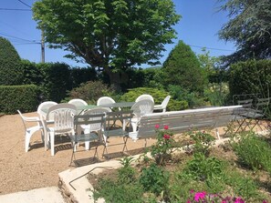 Grand gîte 'Le Cocon de famille' avec piscine, à Juliénas (Rhône - Beaujolais des Crus - Sud de Mâcon) : le jardin qui se situe en face du GITE.