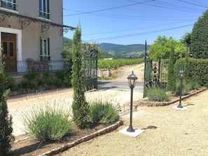 Grand gîte 'Le Cocon de famille' avec piscine, à Juliénas (Rhône - Beaujolais des Crus - Sud de Mâcon) : l'entrée de la propriété.