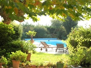 Grand gîte 'Le Cocon de famille' avec piscine, à Juliénas (Rhône - Beaujolais des Crus - Sud de Mâcon) : La piscine réservée aux hôtes uniquement le matin.