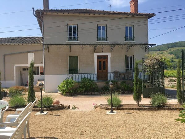 Grand gîte 'Le Cocon de famille' avec piscine, à Juliénas (Rhône - Beaujolais des Crus - Sud de Mâcon).