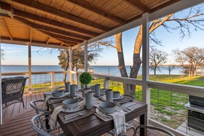 Rock of Ages Cabin - Wrap around deck includes large pull out table for 10