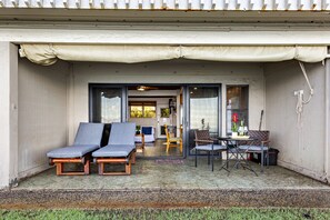 Lay-out chairs and extra seating space to relax on
