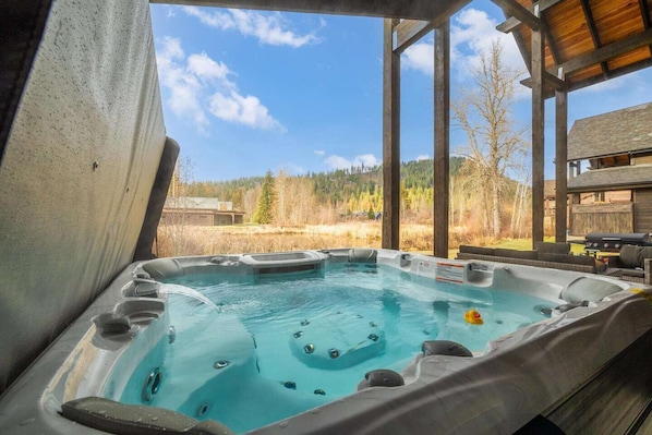 Hot Tub | Back Patio