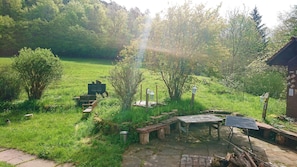 Vordere Terrasse, Aussenbereich mit Sandkasten und Sitzgelegenheiten.