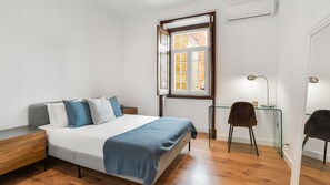 This spacious queen-bedroom has a work area and a large mirror, for your convenience.
#comfort #deskarea #modern #portugal #pt #sintra