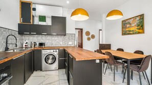 A modern and fully renovated kitchen with all the appliances you might need for your cooking, and a spacious and comfortable dining area to share your meals.
#modern #diningarea #portuagl #pt #sintra