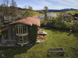 Blick von oben Richtung Süden, im Hintergrund die Berge