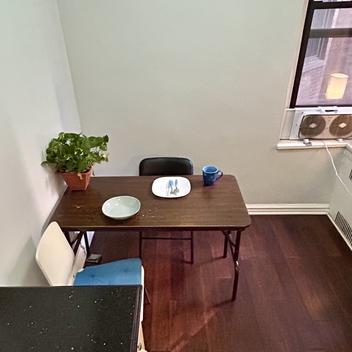 Entire furnished studio in Sunnyside, 20 minutes to Manhattan, for longer stays