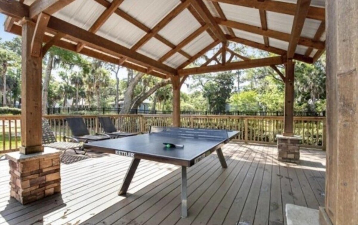 Edisto Beach Dog-Friendly Mini GolfPools Golf Cart Rental Pickleball w/Amenities