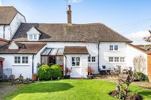 Fiddlers Green, Hamworthy, Poole:  A characterful cottages just steps from the sea